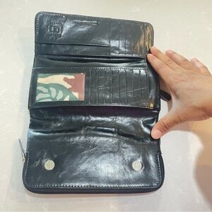 HOBO BLACK LEATHER TRIFOLD WALLET WITH MANY CARDS SLOTS AND ZIPPED COMPARTMENTS